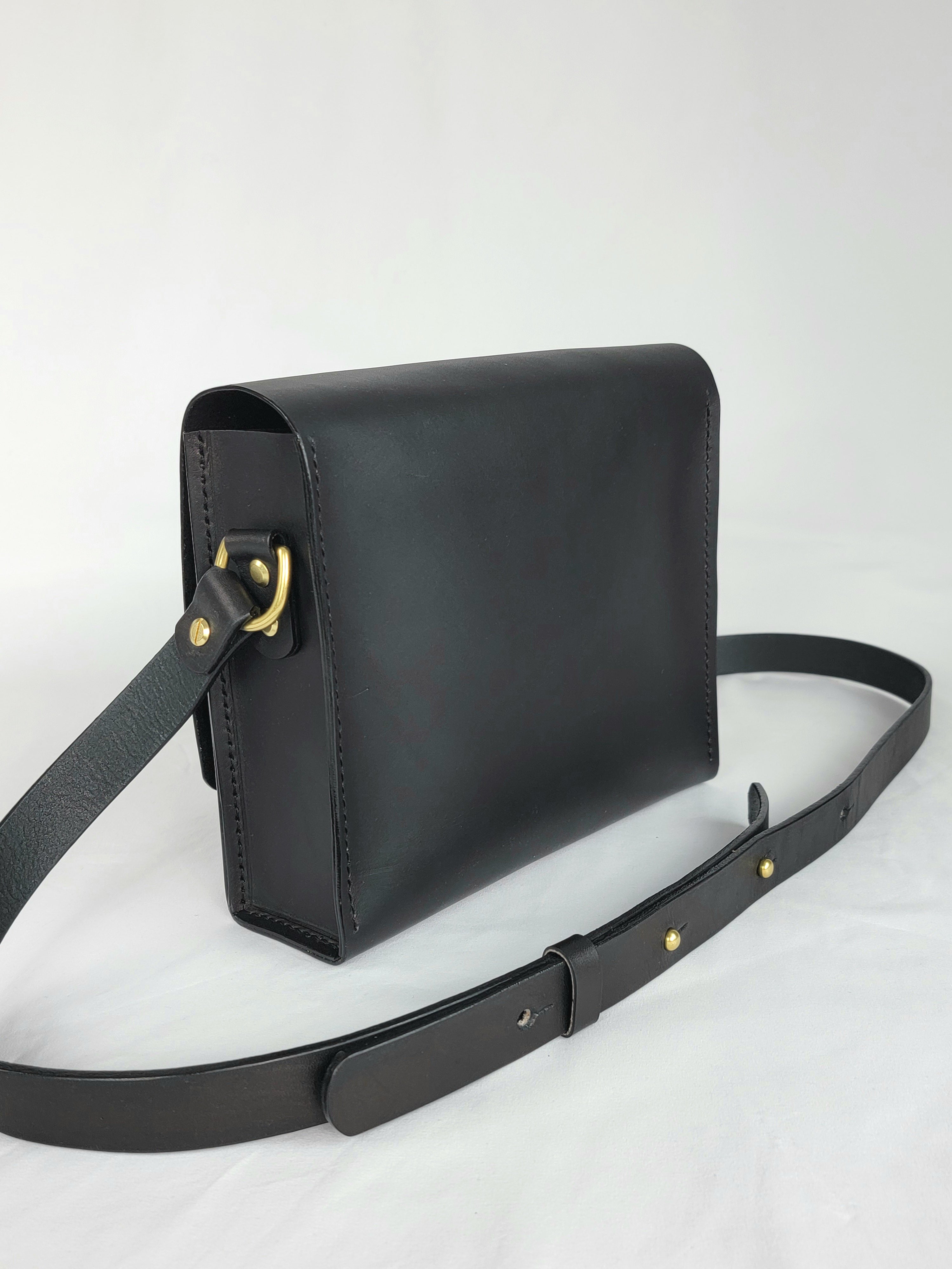 Keyhole Crossbody