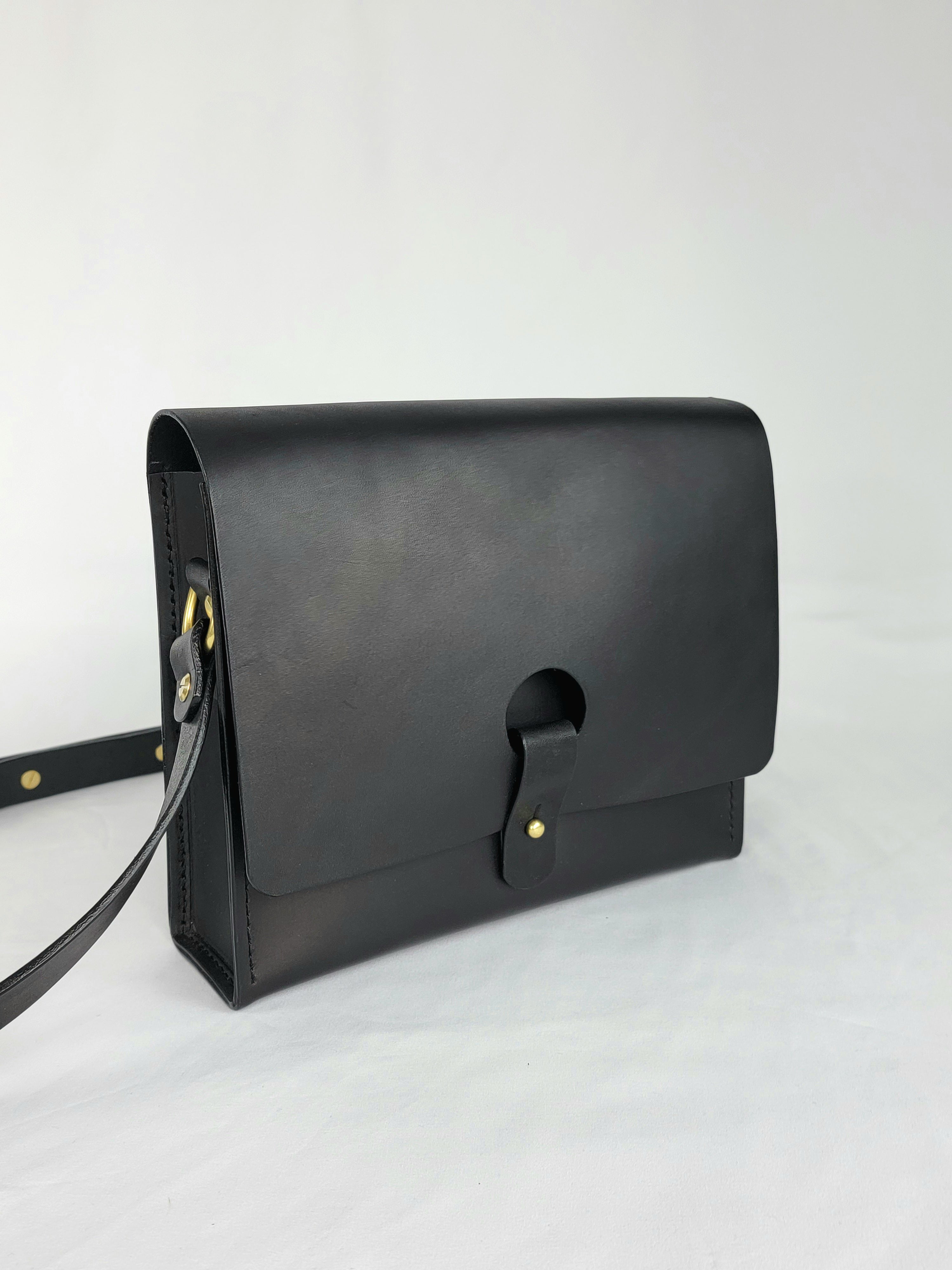 Keyhole Crossbody