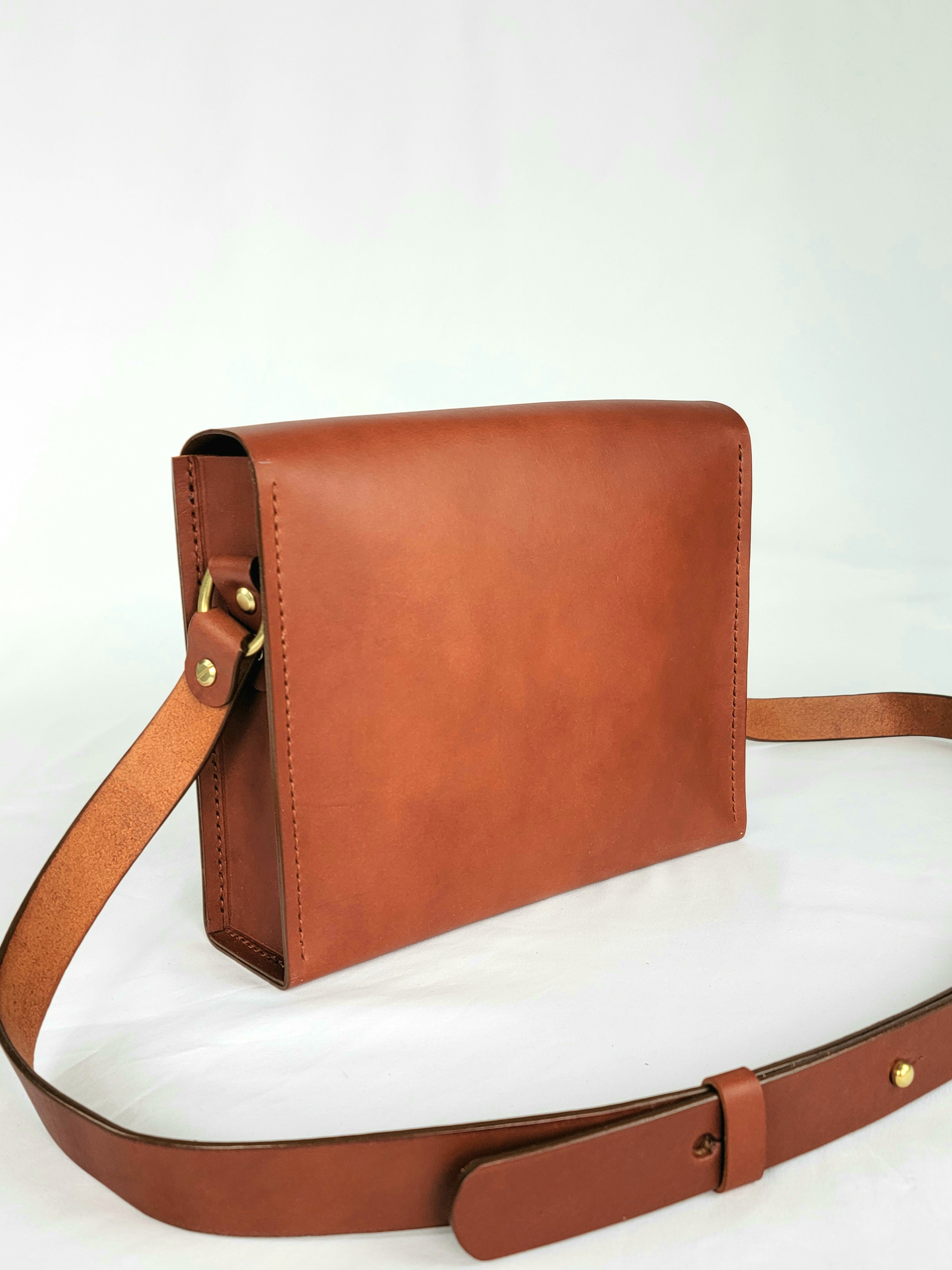 Keyhole Crossbody